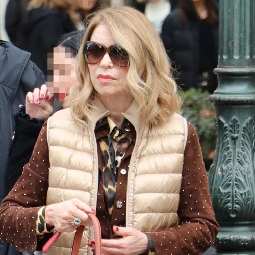 Η casual chic εμφάνιση της Έλλης Στάη με το πανωφόρι που θα φορέσεις ακόμα και την άνοιξη