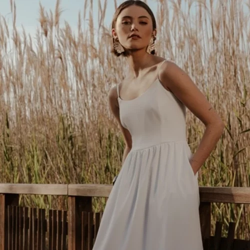 5 λευκά φορέματα από τη Helmi που χρειάζεσαι αυτό το καλοκαίρι