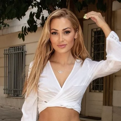 Η Ελένη Βουλγαράκη στη Λισαβόνα με τα vintage sneakers που φορούν όλα τα it-girls