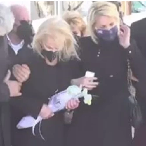 Κηδεία Τζώρτζη Μονογυιού | Υποβασταζόμενη η μητέρα του - Ράκος η σύζυγος και η αδερφή του [Εικόνες-Βίντεο]