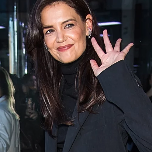 Η Katie Holmes φόρεσε την ιδανική φούστα για τη μεταβατική περίοδο
