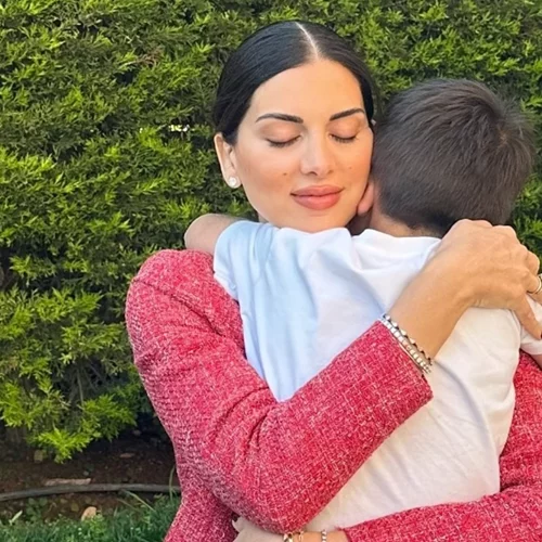 Κλασική Ελληνίδα μαμά | Η Σταματίνα Τσιμτσιλή κρατά αγκαλιά τον γιο της, που κοιμάται σε γαμήλια δεξίωση