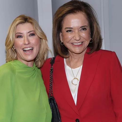 Σία Κοσιώνη και Ντόρα Μπακογιάννη στο Ηρώδειο | Χαμογελαστές με εντυπωσιακά looks