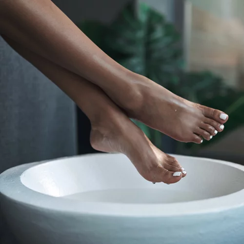 Ταλαιπωρημένες φτέρνες | Το DIY scrub για να τις περιποιηθείς σωστά πριν μπούμε για τα καλά στο φθινόπωρο