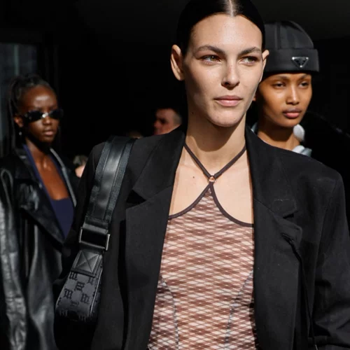 Οι fashionistas ανακάλυψαν στη Marks & Spencer τα μαγιό που σμιλεύουν την κοιλιά και μπορούν να φορεθούν ως τοπ