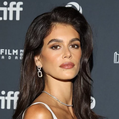 Πλαϊνή φράντζα | Το σέξι hair trend του 2005 επανέρχεται δριμύτερο φέτος