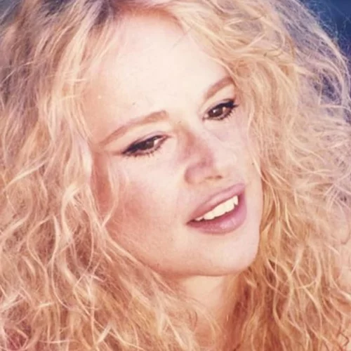 Η Αλίκη Βουγιουκλάκη στα 80s | Σπάνια φωτογραφία από το εσωτερικό του Θεολόγου - Το άγαλμα και το πορτραίτο της