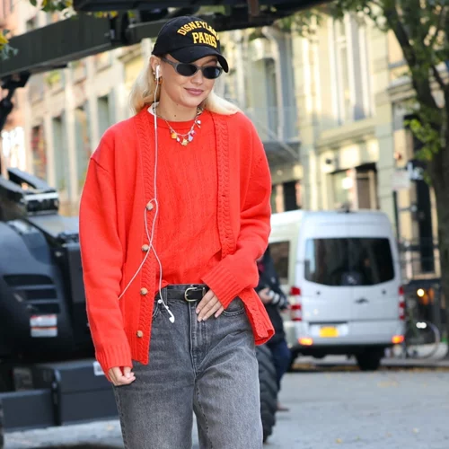 Αυτό είναι το viral τζιν παντελόνι από τη Stradivarius που κολακεύει όλες τις σιλουέτες