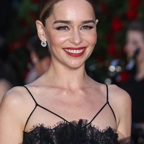 Emilia Clarke | "Όταν έπαθα εγκεφαλική αιμορραγία δεν φοβόμουν να πεθάνω φοβόμουν μήπως με απολύσουν"