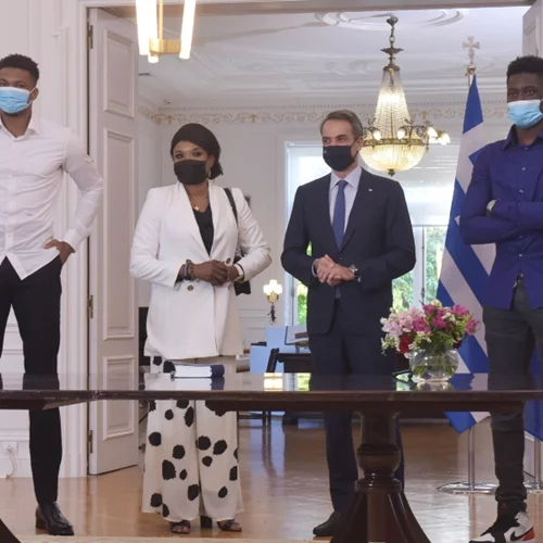 Συγκινημένος στο Μαξίμου ο Γιάννης Αντετοκούνμπο: Πολιτογραφήθηκαν η μητέρα και ο αδελφός του - "Πάντα νιώθαμε Έλληνες"