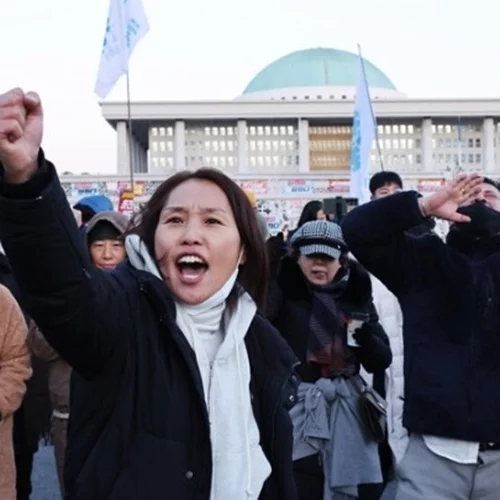 Ο πρόεδρος της Νότιας Κορέας ωθείται να παραιτηθεί, μετά την απόφασή του να κηρύξει στρατιωτικό νόμο, που διήρκεσε μερικές ώρες