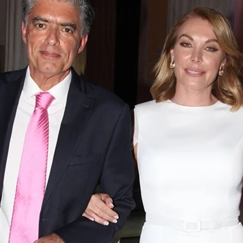 21 χρόνια πριν | Η Τατιάνα Στεφανίδου με μίνι νυφικό στο πλευρό του Νίκου Ευαγγελάτου