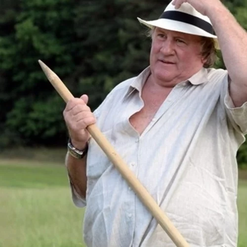 Gerard Depardieu | Η μυθιστορηματική ζωή του 75χρονου σταρ που δεν μπορεί να ξεκολλήσει από τον βούρκο