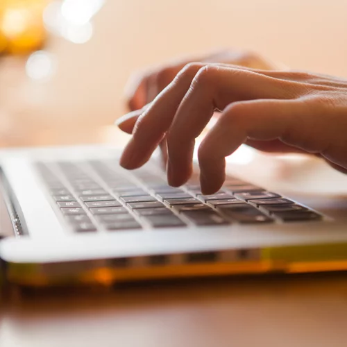 Η αντισυμβατική Νεοϋορκέζα συγγραφέας Fran Lebowitz έρχεται στη Στέγη στις 15 Μαρτίου