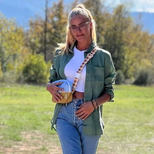 Ζέτα Μακρυπούλια | Με καφέ κροκό φούστα που αναβαθμίζει μια πρωινή εμφάνιση – Πώς θα τη φορέσεις