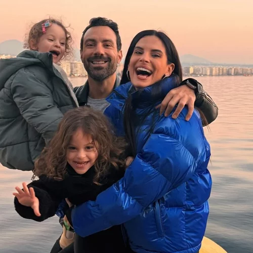 Ο Σάκης Τανιμανίδης απαθανατίζει την κόρη του να κάνει ποδήλατο μέσα στο σπίτι τους