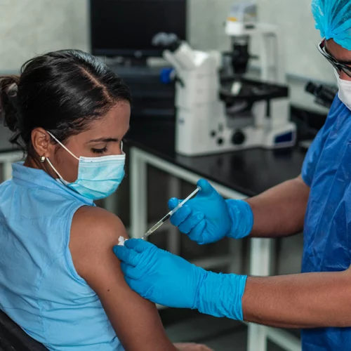 Εμβολιασμός των ηλικιών 18-30 τον Ιούνιο | Από τι θα εξαρτηθεί - Τι θα γίνει με παιδιά και εφήβους