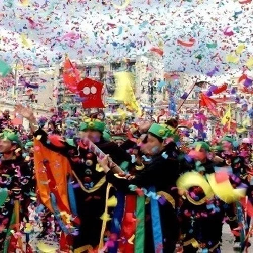 Πάτρα | Με δύο μεγάλες παρελάσεις και 55.000 καρναβαλιστές κορυφώνονται οι εκδηλώσεις του πατρινού καρναβαλιού