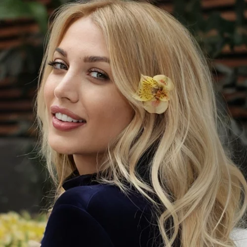 Η Κωνσταντίνα Σπυροπούλου με το luxury και πιο ιδιαίτερο τζιν παντελόνι που έχουμε δει τελευταία