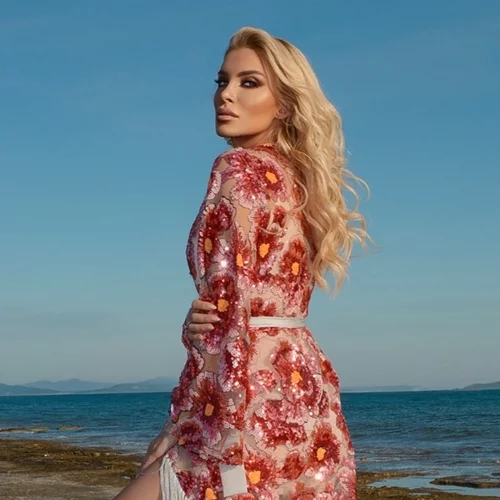Το φόρεμα με λουλούδια και κρόσσια που φόρεσε η Κατερίνα Καινούργιου είναι ιδανικό για τα events του καλοκαιριού