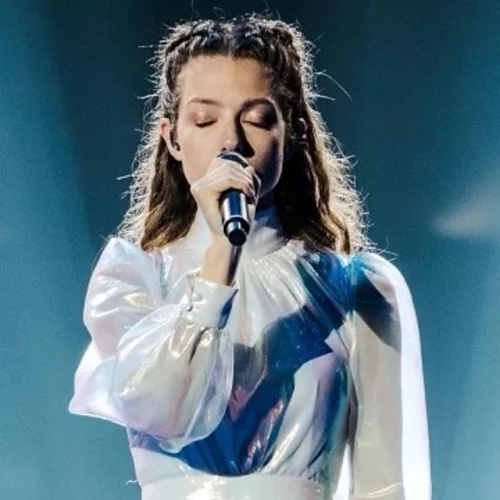 H Αμάντα Γεωργιάδη είναι όπως εμείς | Στη γκαρνταρόμπα της με παπούτσια βρήκαμε όλα τα αγαπημένα μας σχέδια