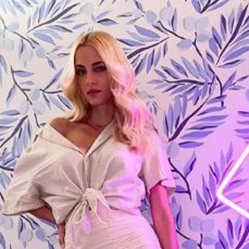 Πρώην συνεργάτιδα της Δούκισσας Νομικού ανέβηκε τα σκαλιά της εκκλησίας (pics)