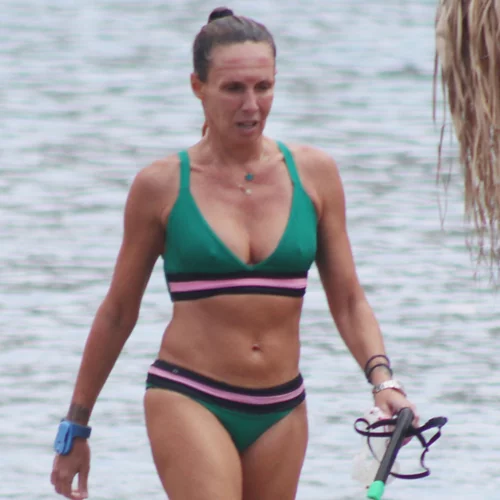 Εβελίνα Παπούλια | Για μπάνιο με πράσινο μπικίνι - Το fit σώμα της ηθοποιού (pics)