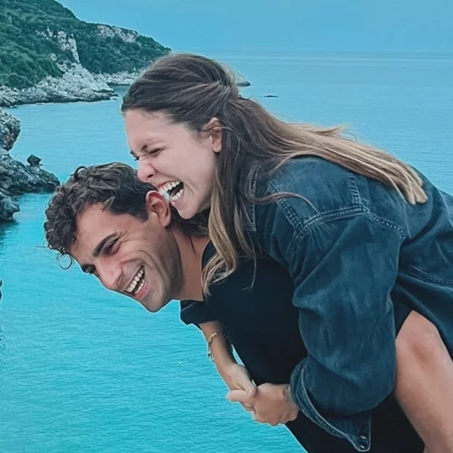 Η Αφροδίτη Λιάντου είχε γενέθλια | Οι τρυφερές ευχές από τη μητέρα της, Εβελίνα Παπούλια και η τούρτα έκπληξη από τον σύντροφό της, Αλέξανδρο Σκουρλέτη