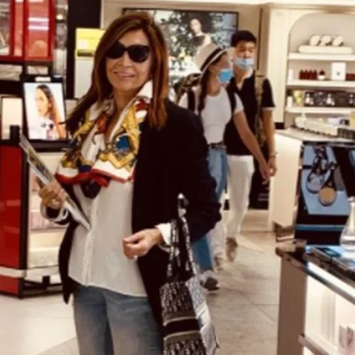 Μιμή Ντενίση | Ποζάρει με casual look στο αεροδρόμιο