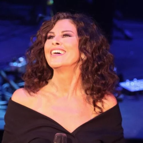 Ελευθερία Αρβανιτάκη |  Χαμογελαστή σε παρουσίαση βιβλίου - Το φυσικό μακιγιάζ της