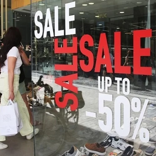 Οι εκπτώσεις τελείωσαν αλλά οι προσφορές... συνεχίζονται