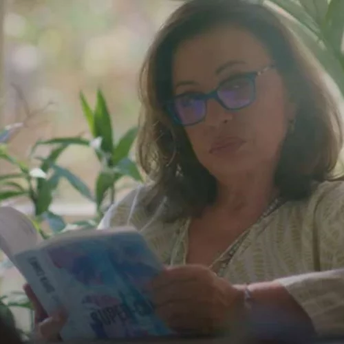 Χαρούλα Αλεξίου | Σε ατελιέ στην Αθήνα με chic καφτάνι (σαν εκείνα που φοράει στο Maestro)