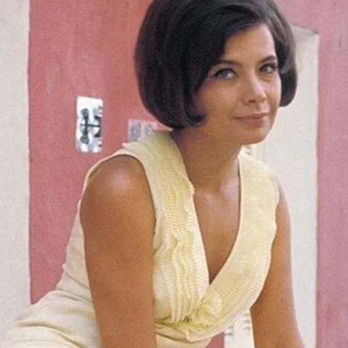 Τζένη Καρέζη | O άγνωστος έρωτας με τον Μπάρκουλη και η ιστορία με το νυφικό στο "Τζένη Τζένη"