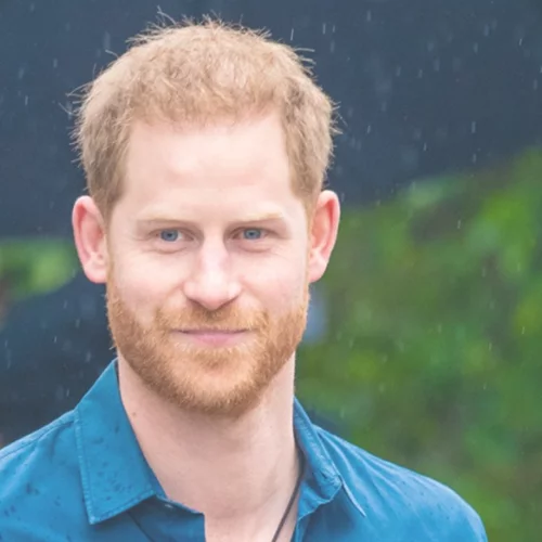 Πρίγκιπας Harry | Με καπέλο και πορτοκαλί outfit στην πιο cool εμφάνισή του