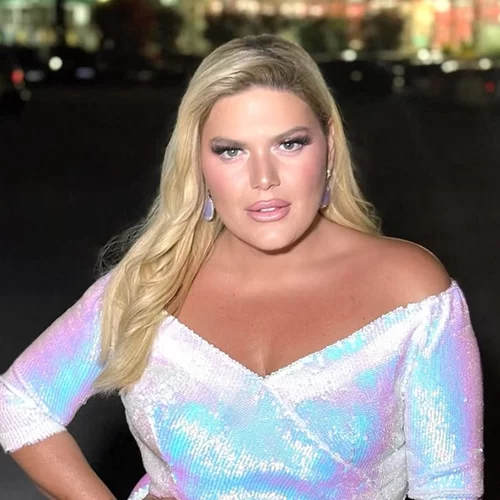 Δανάη Μπάρκα | Στην ολυμπιακών διαστάσεων πισίνα του ξενοδοχείου της μητέρας της στη Μάνη