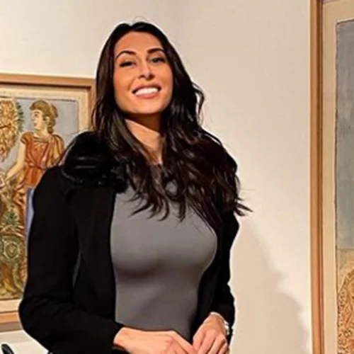 Ζωή Δημητράκου | Με στενό γκρι φόρεμα σε βραδινή έξοδο, ένα μήνα μετά τη γέννηση του γιου της