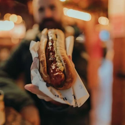 Να πώς φτιάχνεται το hot dog - και είναι πιο αηδιαστικό από ό,τι φαντάζεσαι