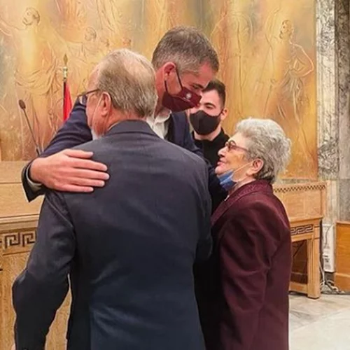 Μια υπέροχη ιστορία αγάπης | O Κώστας Μπακογιάννης πάντρεψε ζευγάρι ηλικιωμένων