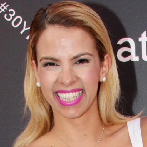 Τζένη Μελιτά | Με πλατινέ καρέ μαλλιά και αφέλειες