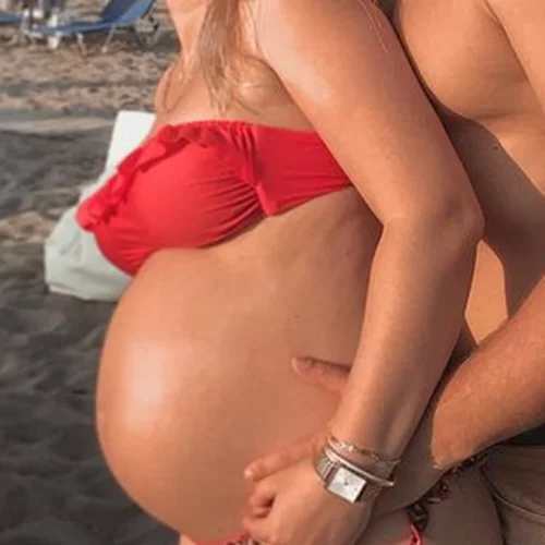 Γνωστή Ελληνίδα ηθοποιός ποζάρει με τον σύζυγό της στον ένατο μήνα της εγκυμοσύνης της