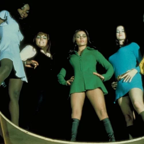 Cindy Sherman | Οι ταινίες που ενέπνευσαν τις φωτογραφίες της παρουσιάζονται στις Νύχτες Πρεμιέρας