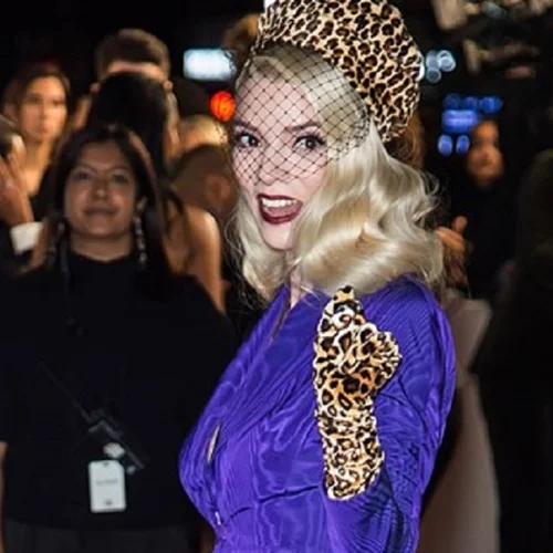 To χρώμα της χρονιάς | Το Pantone Institute δημιούργησε ένα εντελώς καινούργιο χρώμα για το 2022 (οι celebrities το φορούν ήδη)