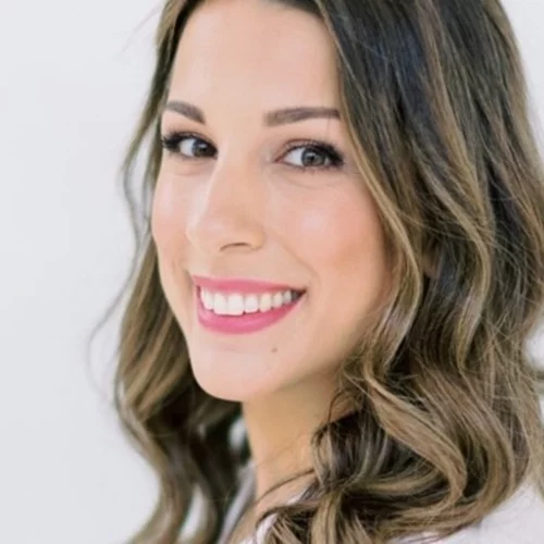 Έλλη Παρασκευοπούλου | Βρίσκει για εμάς τη χρωματική παλέτα που μας αναδεικνύει και της χρωστάμε κάτι από τη λάμψη μας