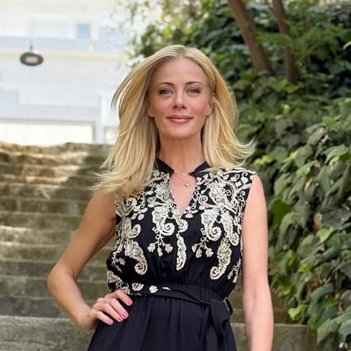 Στο σπίτι της Ζέτας Μακρυπούλια | Το ολάνθιστο μπαλκόνι και το bohemian στιλ του σαλονιού της