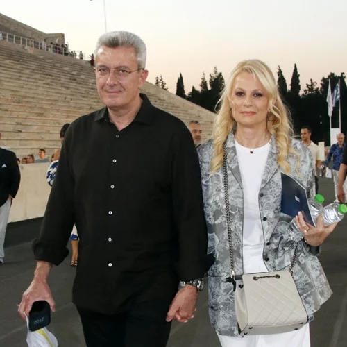 Στη βάφτιση του Αλέξανδρου Χατζηνικολάου | Τα ταιριαστό ντύσιμο του Νίκου Χατζηνικολάου και της Κρίστης Τσολακάκη στο μυστήριο