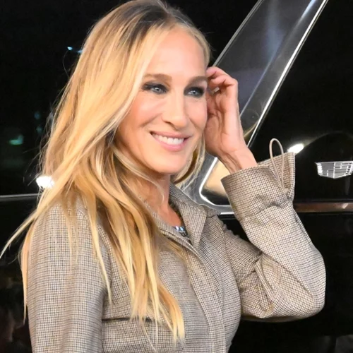 Η Sarah Jessica Parker με κομψό σύνολο στο σόου του Fendi και βέβαια με μια... baguette