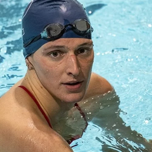 Γιατί η Fina αποκλείει trans κολυμβήτριες από γυναικείους αγώνες;