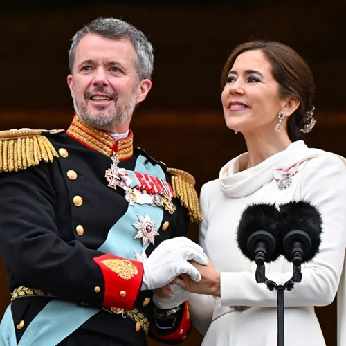 Το φιλί του νέου βασιλιά της Δανίας Frederik IX στη βασίλισσά του