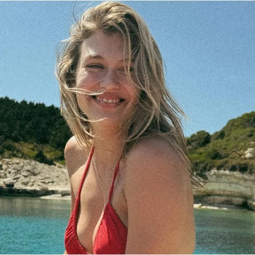 Πώς θα είσαι "shopping chic" όπως η Κλέλια Ανδριολάτου | Το look που επέλεξε για να βγει για ψώνια