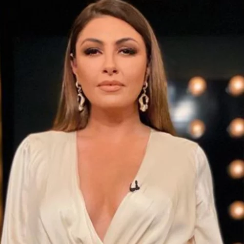 Η Έλενα Παπαρίζου με sneakers | Πώς αναβάθμισε το χαλαρό look τους